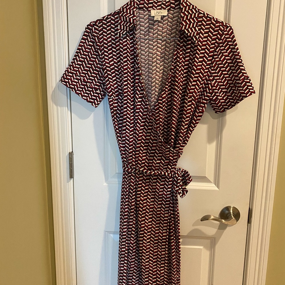 AnnTaylor Loft size 6 wrap dress.Polyester material, heavierquality construction